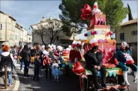  ?? (Photos L. M.) ?? Joyeux défilé dans les rues du village hier.