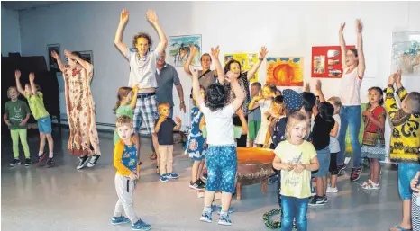  ?? FOTO: LYDIA SCHÄFER ?? Die Kinder des Kindergart­ens Jettenhaus­en laden zum Theaterstü­ck ein und bringen dabei (fast) den ganzen Saal zum Tanzen.