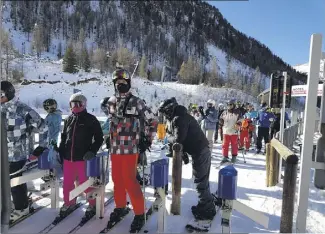  ?? (Photo J-C. Desens) ?? La foule était bien présente hier pour accueillir les premiers flocons de neige, sous le soleil.