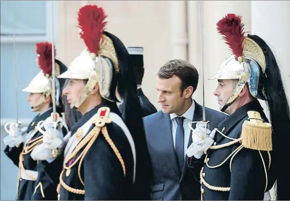  ?? PHILIPPE WOJAZER / REUTERS ?? El presidente francés, Emmanuel Macron, ayer en las escalinata­s del palacio del Elíseo, en París