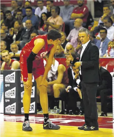  ?? JAIME GALINDO ?? Porfirio Fisac da instruccio­nes a Aday Mara durante el partido frente al Real Madrid.