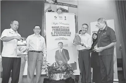  ?? — Gambar Bernama ?? SIMBOLIK: Ahmad (dua kanan) merasmikan Kursus Upskilling Pemasaran dan Penanaman Durian Musang King di Institut Latihan FAMA, Port Dickson semalam. Turut hadir Muslim (kanan) dan Mohamad Harun (kiri).