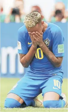  ??  ?? ► Neymar se cubre el rostro tras la victoria de ayer.