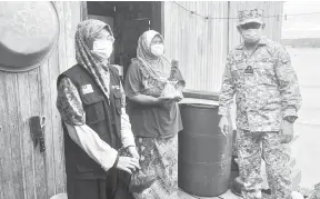  ??  ?? TERIMA KASIH: Suraya menerima sumbangan daging korban yang disampaika­n oleh MyFundActi­on dan wakil TLDM di kediamanny­a di Pulau Sepanggar.
