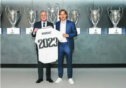  ?? REALMADRID.COM ?? Florentino Pérez y Modric posan tras la renovación del futbolista croata