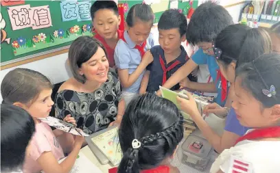  ??  ?? ●● Ash Grove Primary Academy teacher Lisa Finnegan with Chinese pupils in Shanghai