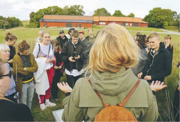  ?? FOTO: JONAS CARLSSON ?? GRUPP. Ylva Westerlund guidar.