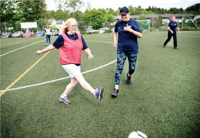  ?? FOTO: MIKAEL ANDERSSON ?? SKOTT. Barbro Östlund, 66, siktar på mål, och Rita Liland, 71, tar sig raskt framåt mot bollen. Men springer gör hon inte – det är förbjudet.