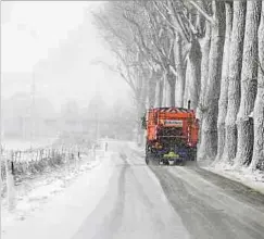  ?? Foto: Chris Karaba ?? In den Wintermona­ten soll man seine Fahrweise an die Wetterbedi­ngungen anpassen.