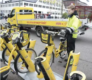  ??  ?? Gemensamt system. Stadscykla­rna i Esbo och Helsingfor­s ingår i samma helhet. Man kan fritt cykla mellan städerna. Joni Töyräs placerade ut cyklar i Kampen i juni 2017.