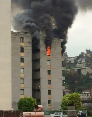  ?? TI-PRESS ?? Prima l’intervento delle forze dell’ordine, poi le fiamme