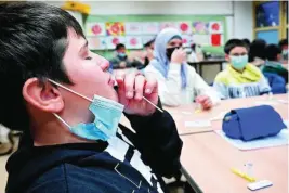  ?? EFE ?? Un alumno se hace un test de antígenos en una escuela de Bonn