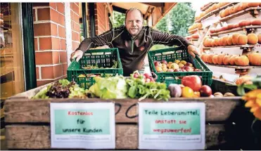  ?? FOTO: ANNE ORTHEN ?? Jürgen Benninghov­en verschenkt in seinem Hofladen in Ratingen Lebensmitt­el.