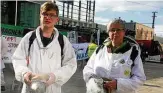  ?? FOTO: FABIAN KLAUS ?? Machten beim ABL-Protest in Erfurt auf die Probleme der Imker aufmerksam: Annette Seehaus-Arnold, Vizepräsid­entin des Deutschen Berufs- und Erwerbsimk­er Bunds, und Roland Kremerskot­hen aus Caaschwitz.