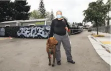  ?? Yalonda M. James / The Chronicle ?? Jenn Oakley, with her dog Fattie, is living in a Tuff Shed at the Lake Merritt Community Cabins in Oakland.