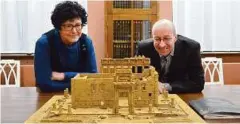  ??  ?? Museumsdir­ektor Roland Krischke und seine Stellvertr­eterin Sabine Hofmann mit dem Korkmodell des Bel-tempels. Foto: Ulrike Merkel