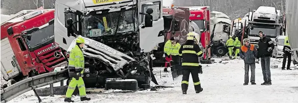  ?? Foto: Petr Lemberk, MAFRA ?? Hromadná nehoda mnoha aut uzavřela včera dálnici D1 na jejím devětadeva­desátém kilometru. Odstraňová­ní vraků z úseku u Větrného Jeníkova trvalo mnoho hodin, policie a odtahové služby tam pracovaly do noci. Další hromadná nehoda se stala u Brna. Kvůli...