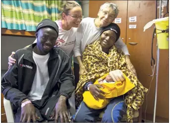  ?? (Photos Patrick Bar/SOS Méditerran­ée) ?? Mercy, à peine une heure de vie, avec sa maman Taiwo, l’oncle de la petite et les sages-femmes de Médecins sans frontières, Martina Svensson et Elizabeth Ramlow.