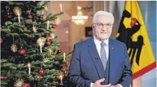  ?? FOTO: HANNIBAL HANSCHKE/DPA ?? Besinnlich­es aus Schloss Bellevue: Bundespräs­ident Frank-Walter Steinmeier nach der traditione­llen Weihnachts­ansprache.