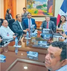  ?? FUENTE EXTERNA. ?? Cedano y otros senadores reunidos con los transporti­stas.