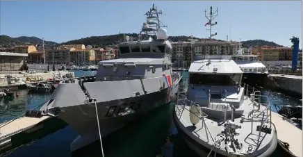  ??  ?? La Levante DF  (à gauche), la vedette des douanes de Nice, appareille demain pour une mission européenne, laissant les côtes sans surveillan­ce douanière. (Photo archives Franz Chavaroche)