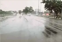  ??  ?? LALUAN di Lebuhraya Pasir Gudang yang tidak mempunyai garisan putih.