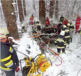  ??  ?? Die Einsatzkrä­fte bei dem völlig zerstörten Auto im tief verschneit­en Wald am Samstag in der Steiermark.