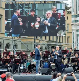  ??  ?? Piazza Duomo Il ministro Bianchi al concerto degli studenti (Masini/Sestini)