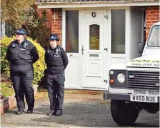  ?? CREDITO ?? Policías londinense­s custodian la casa de Skripal.