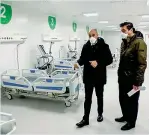  ?? (foto Ansa) ?? La visita Il Direttore generale del Policlinic­o Ezio Belleri (a sinistra) in un reparto del nuovo Ospedale allestito alla Fiera di Milano per far fronte all’emergenza coronaviru­s