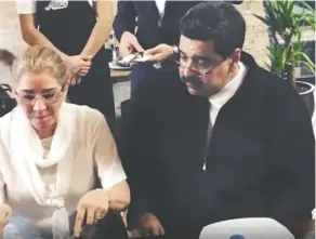  ??  ?? Imagen de video en la que se observa al presidente de Venezuela, Nicolás Maduro, y su esposa Cilia Flores en el exclusivo restaurant­e Nusr-Et de Turquía.