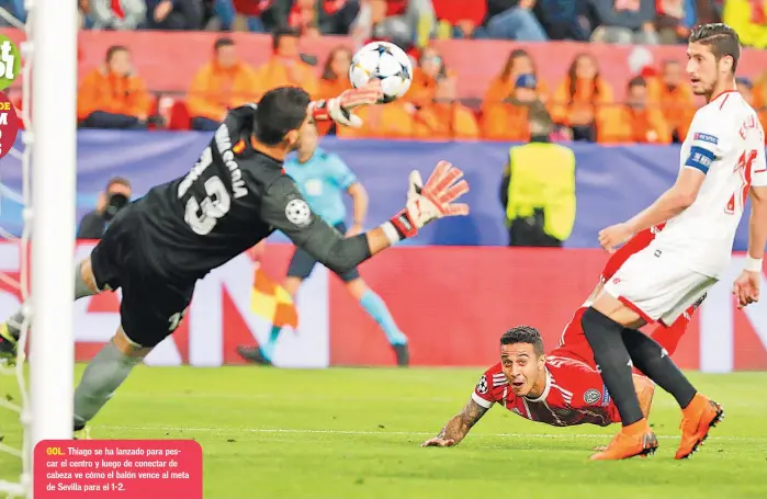  ??  ?? Thiago se ha lanzado para pescar el centro y luego de conectar de cabeza ve cómo el balón vence al meta de Sevilla para el 1-2.