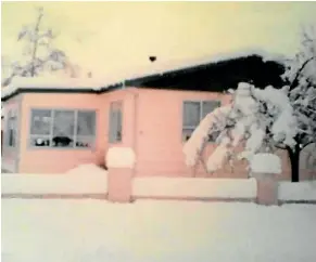  ?? DOUG FIELD/STUFF ?? Viv Foster-Noakes and mother Kathy Foster were one of the first families to live in Twizel. Above: the family home in a snowstorm.