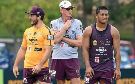  ?? PHOTO: DAVE HUNT/AAP ?? BRAINS TRUST: Ben Hunt, Wayne Bennett and Anthony Milford rub shoulders at a training session.