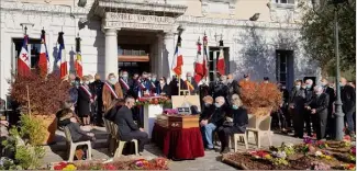  ?? (Photo J. I.) ?? L’hommage à Jacques Thimoléon, décédé en début de semaine, s’est déroulé hier matin devant le parvis de l’hôtel de ville en présence de plusieurs dizaines de personnes.