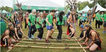  ??  ?? Participan­ts at the 2017 Milo Malaysia Breakfast Day learn to be light on their feet for the traditiona­l bamboo dance.