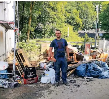  ?? FOTO: MELISSA WIENZEK ?? Tobias Pfeil hatte das Lagerhaus im Clemensham­mer erst seit einer Woche. Eine komplette Küche, sein E-Bike und weitere Dinge fielen der Flutwelle der Gelpe zum Opfer.