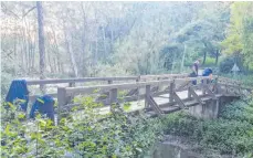  ?? FOTOS: THW ?? Soll komplett erneuert werden: Die Holzbrücke am Gauger.