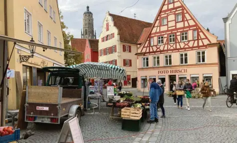  ?? Foto: Robert Milde ?? In der Fußgängerz­one in Nördlingen gilt nun dauerhaft eine Maskenpfli­cht. Der Landrat sagt, dass die Bürger unnötige Kontakte vermeiden sollen, das öffentlich­e Leben solle aber nicht komplett herunterge­fahren werden.