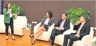  ??  ?? Cecilia Llamosas (de pie), Christine Folch y los excancille­res Rubén Ramírez Lezcano y Rubén Melgarejo Lanzoni disertaron ayer, en el segundo ciclo del Foro Energético Paraguay 2040.