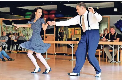  ?? FOTO: NORBERT PRÜMEN ?? Bei der Abnahme des Boogie-Woogie-Abzeichens, hier Martina und Achim Pörtner, erlebten die Zuschauer tollen Sport.