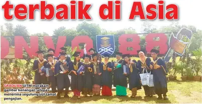  ??  ?? GRADUAN UiTM merakam gambar kenangan selepas menerima segulung sijil tamat pengajian.