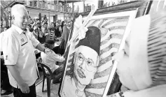  ?? - Bernama photo ?? Prime Minister Datuk Seri Najib Tun Razak (center) is taken by a portrait of himself at the opening of the Perlis Urban Transforma­tion Centre in Kangar.