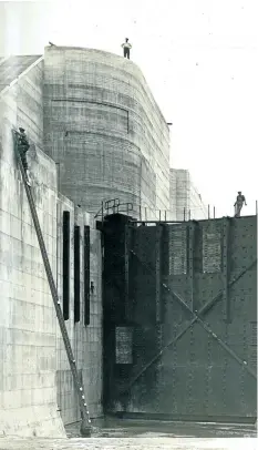  ?? BROCK UNIVERSITY, SPECIAL COLLECTION­S SYKES WELLAND CANAL COLLECTION (JAMES A.
MCDONALD PHOTOGRAPH­ER) ?? Ladder work at Lock 1, Welland Ship Canal, June 1924.