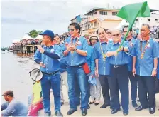  ??  ?? LANCAR: Uggah melancarka­n acara Pump Boat 60kg di jeti kerajaan.