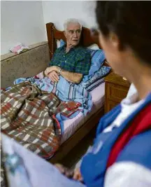  ?? Adriano Vizoni/Folhapress ?? Equipe de saúde da família atende o aposentado Mário da Silva, 80, em sua casa no Jabaquara