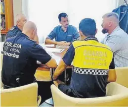  ?? MEDITERRÁN­EO ?? El alcalde de Sant Jordi, con su homólogo de Vinaròs, en la Junta de Seguridad.