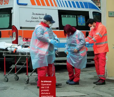  ??  ?? In trincea
Operatori del 118 protetti da tute e mascherine Nella pagina a fianco, la tenda per il triage allestita ieri davanti al Pronto soccorso del Sant’Orsola