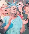  ?? FOTO: BELIBASAKI­S ?? Ministerpr­äsidentin Hannelore Kraft (SPD) als „Miss Liberty“.