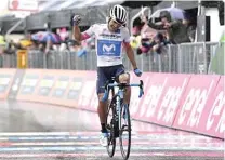  ?? CYCLING NEWS ?? DI BAWAH HUJAN: Pembalap Movistar Richard Carapaz menjadi rider Ekuador pertama yang menjadi juara etape grand tour.